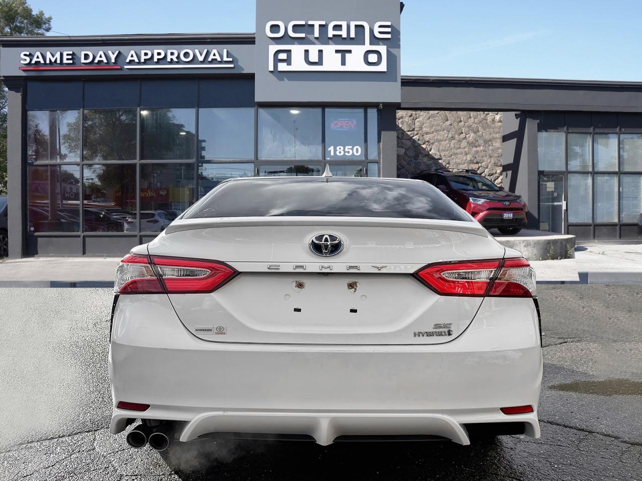 2020 Toyota Camry HYBRID SE Photo4