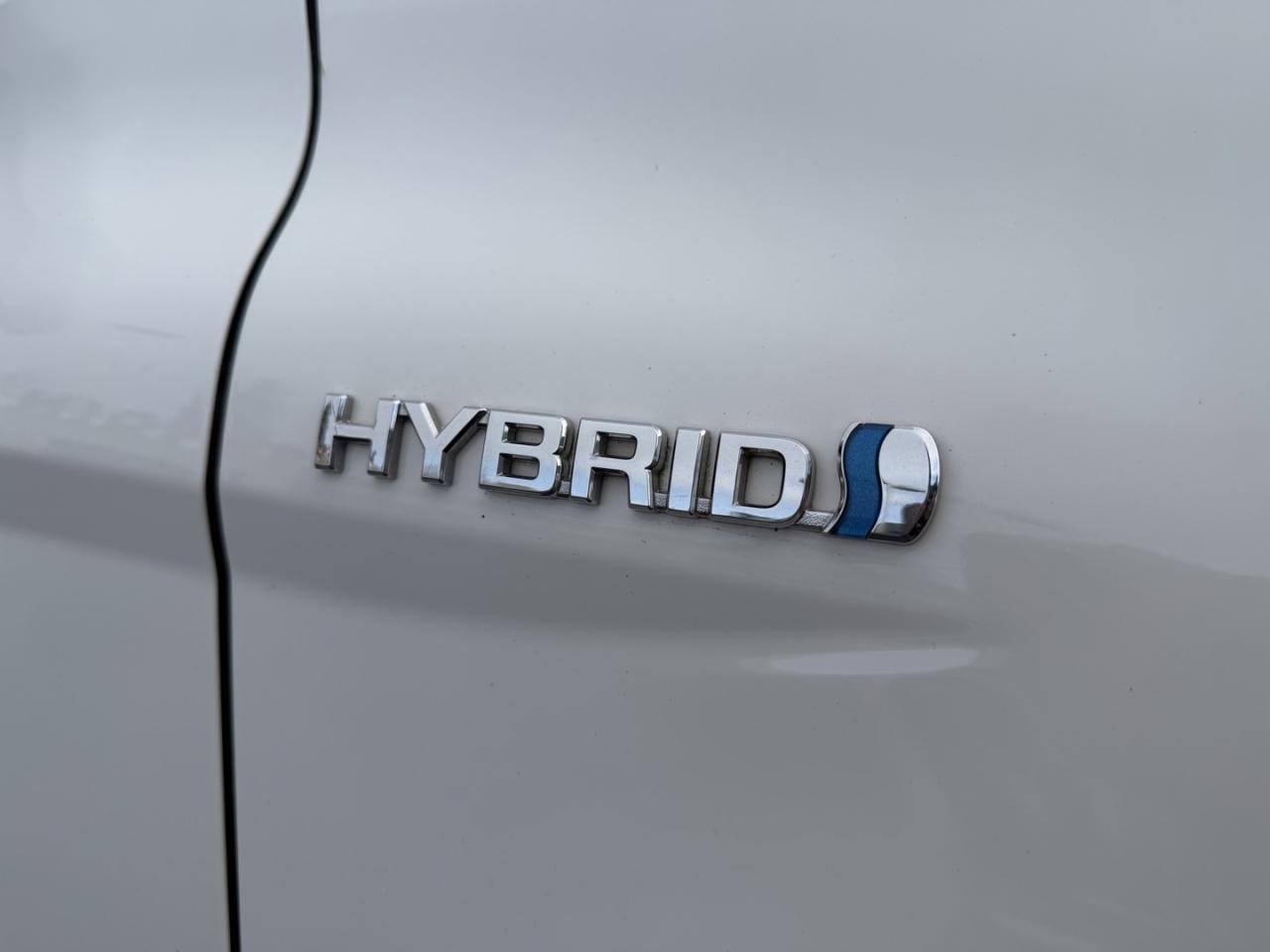 2020 Toyota Camry HYBRID SE Photo