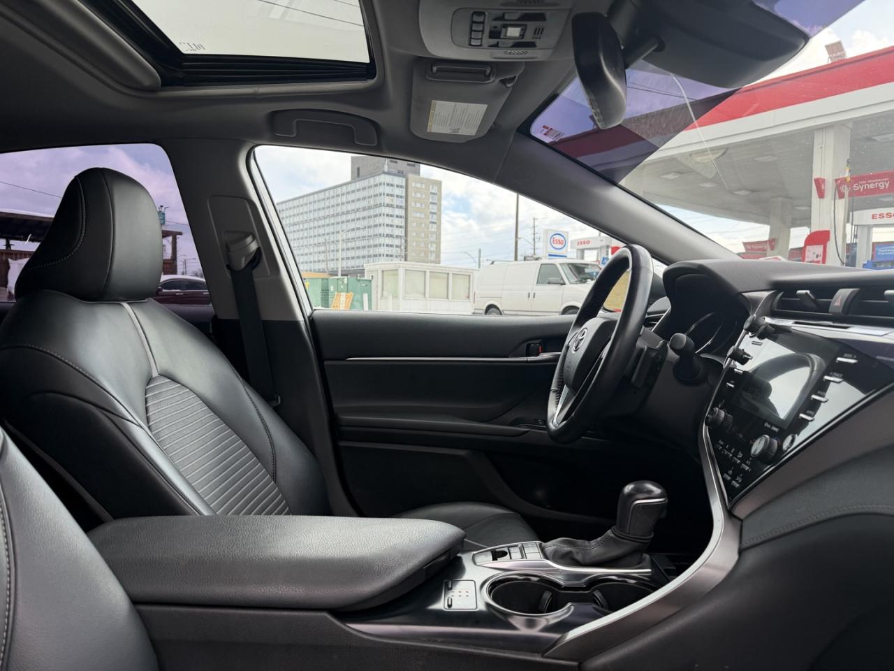 2020 Toyota Camry HYBRID SE Photo