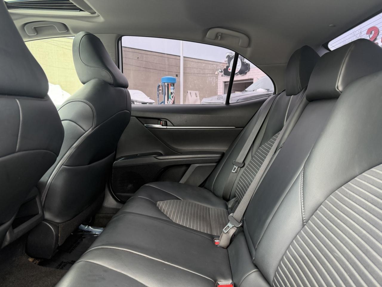 2020 Toyota Camry HYBRID SE Photo