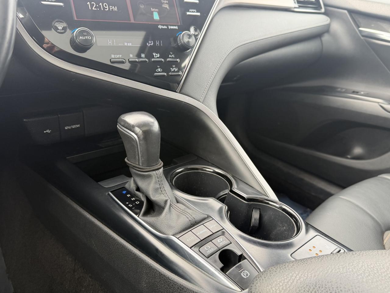 2020 Toyota Camry HYBRID SE Photo