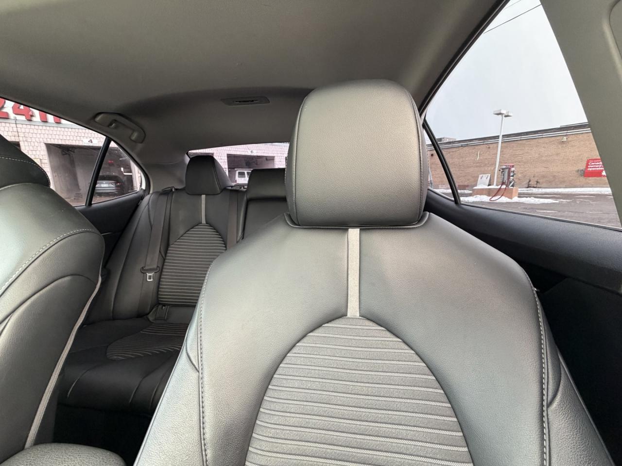 2020 Toyota Camry HYBRID SE Photo