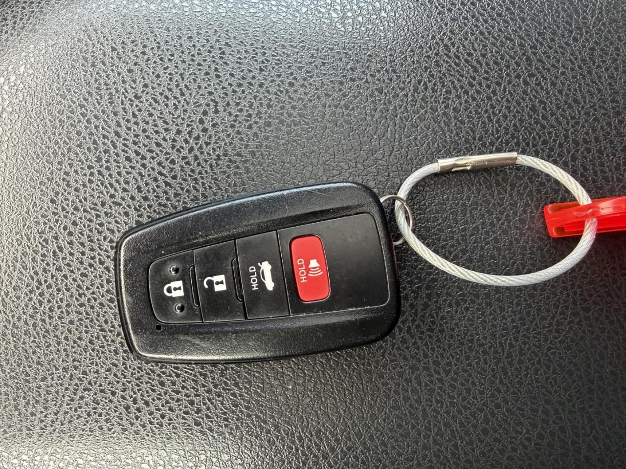 2020 Toyota Camry HYBRID SE Photo