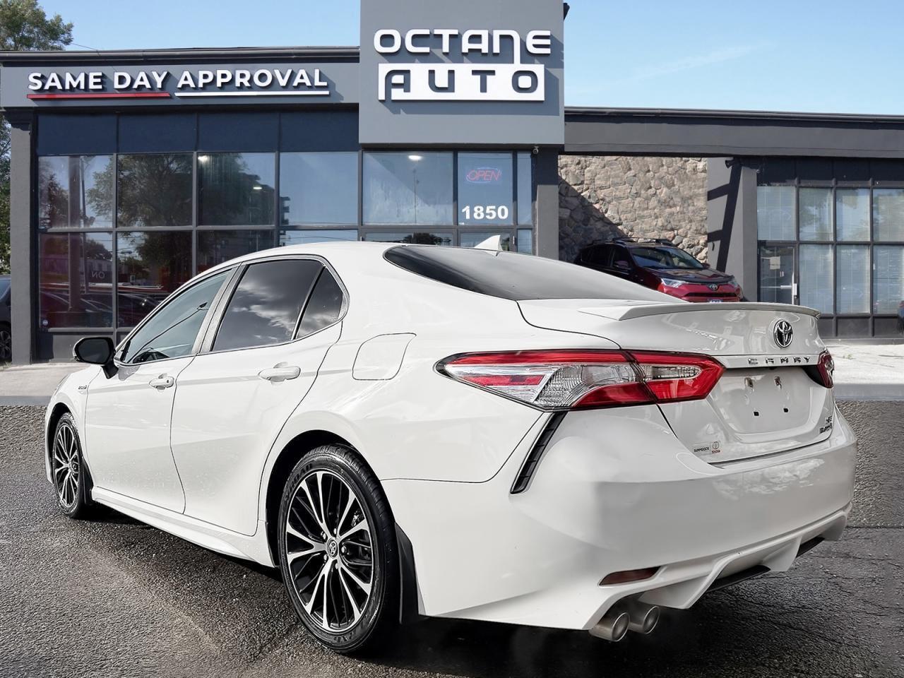 2020 Toyota Camry Hybrid SE Auto Photo