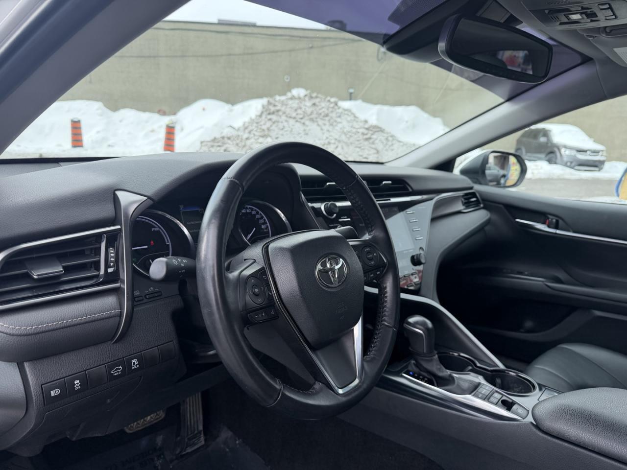 2020 Toyota Camry Hybrid SE Auto Photo