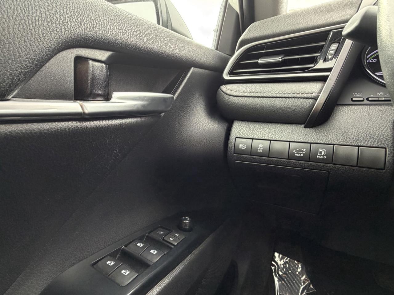 2020 Toyota Camry Hybrid SE Auto Photo