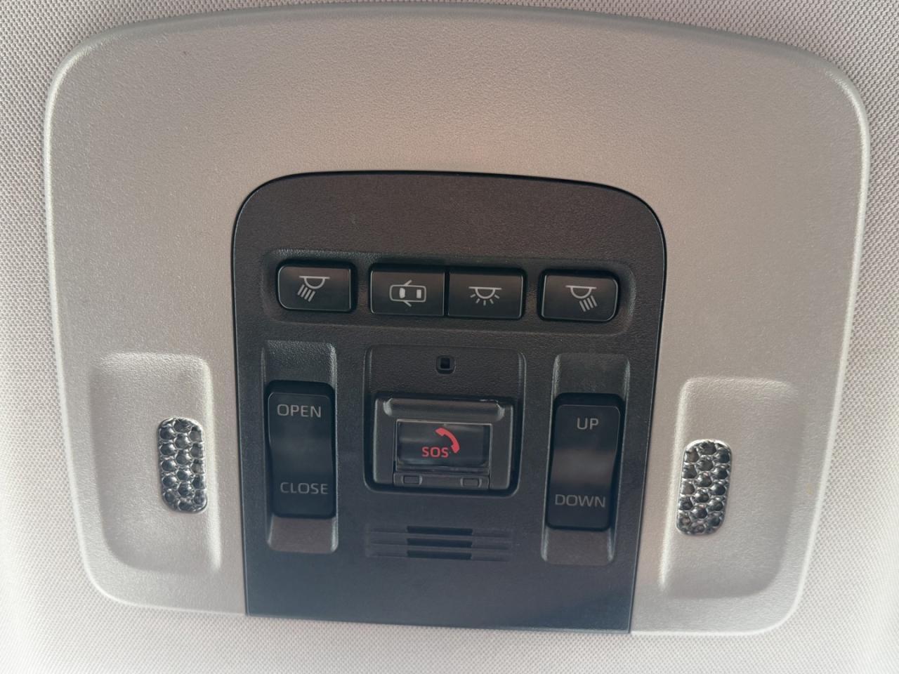 2020 Toyota Camry Hybrid SE Auto Photo