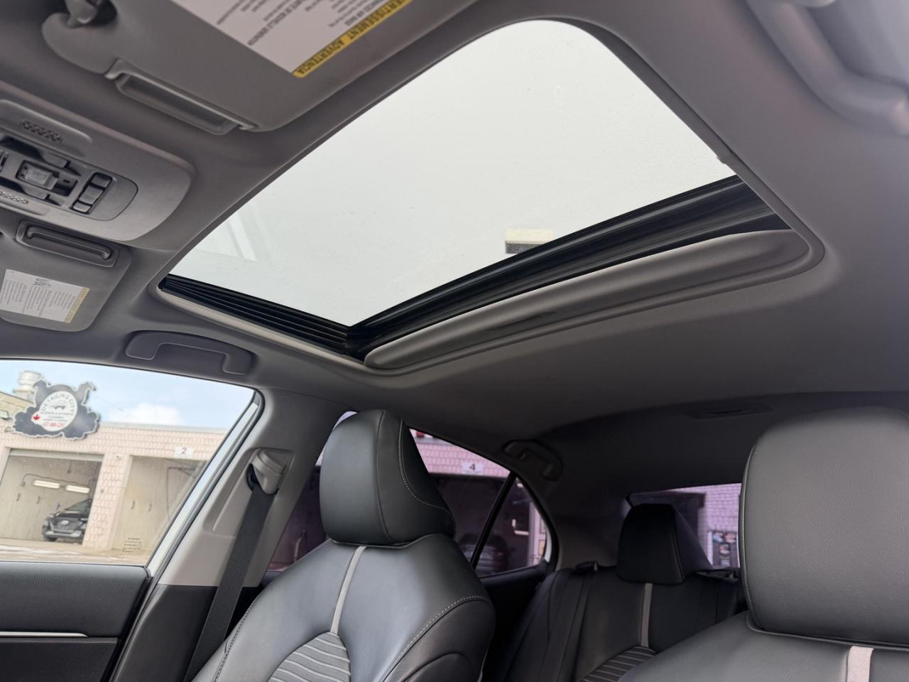 2020 Toyota Camry Hybrid SE Auto Photo