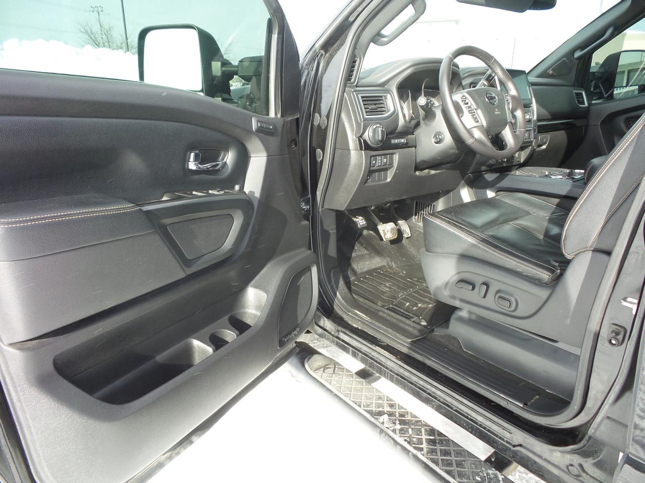 2018 Nissan Titan MIDNIGHT EDITION, SL TRIM, LEATHER, REMOTE START! Photo