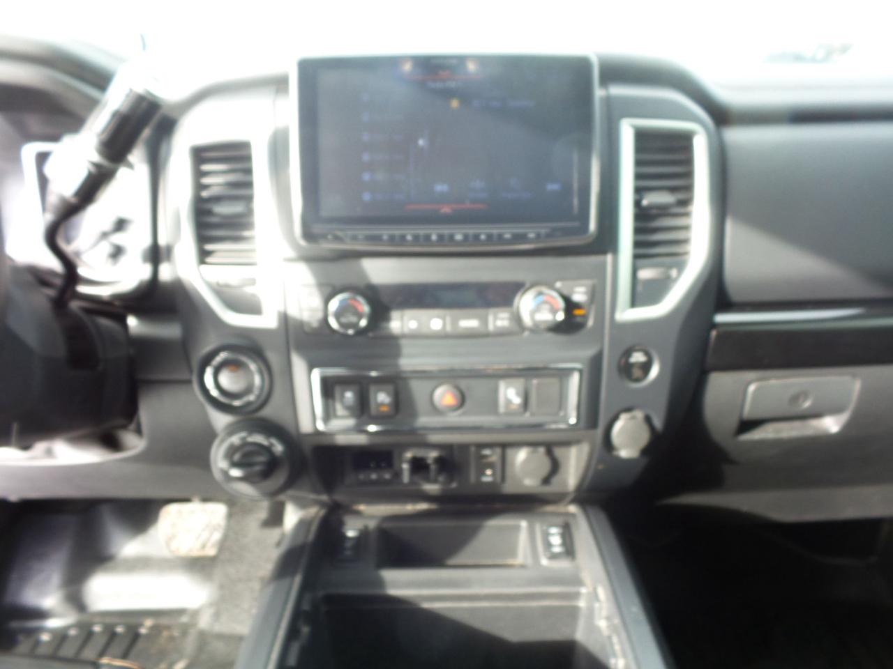 2018 Nissan Titan MIDNIGHT EDITION, SL TRIM, LEATHER, REMOTE START! Photo