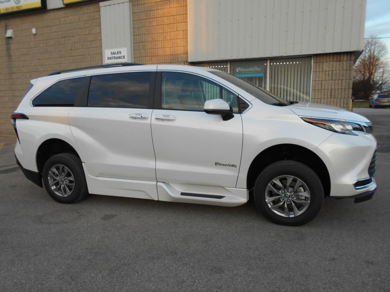 2024 Toyota Sienna XLE-Wheelchair Accessible Side Entry-Power Photo2