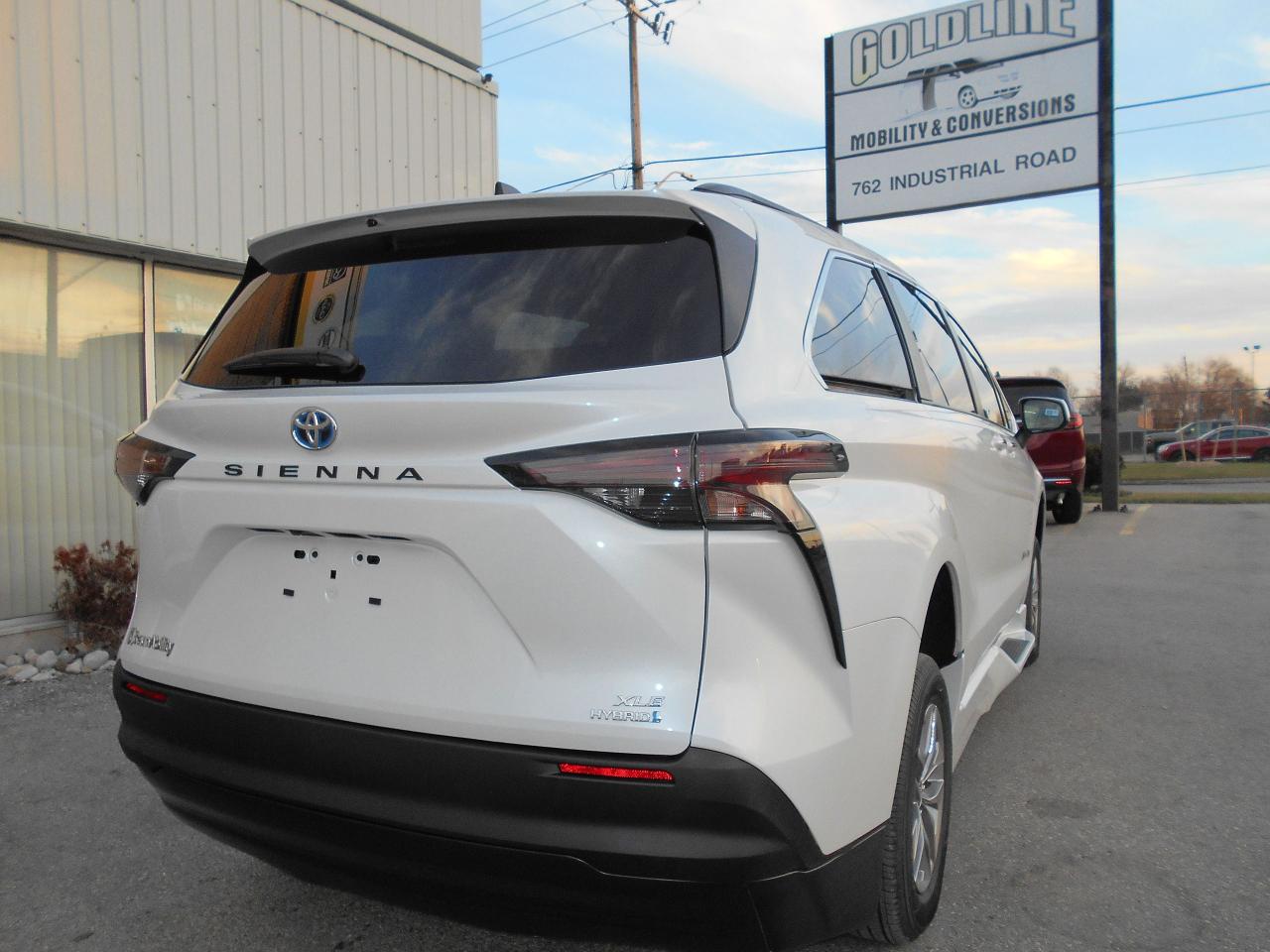 2024 Toyota Sienna XLE-Wheelchair Accessible Side Entry-Power Photo4