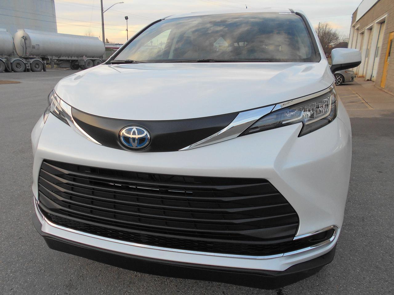 2024 Toyota Sienna XLE-Wheelchair Accessible Side Entry-Power Photo