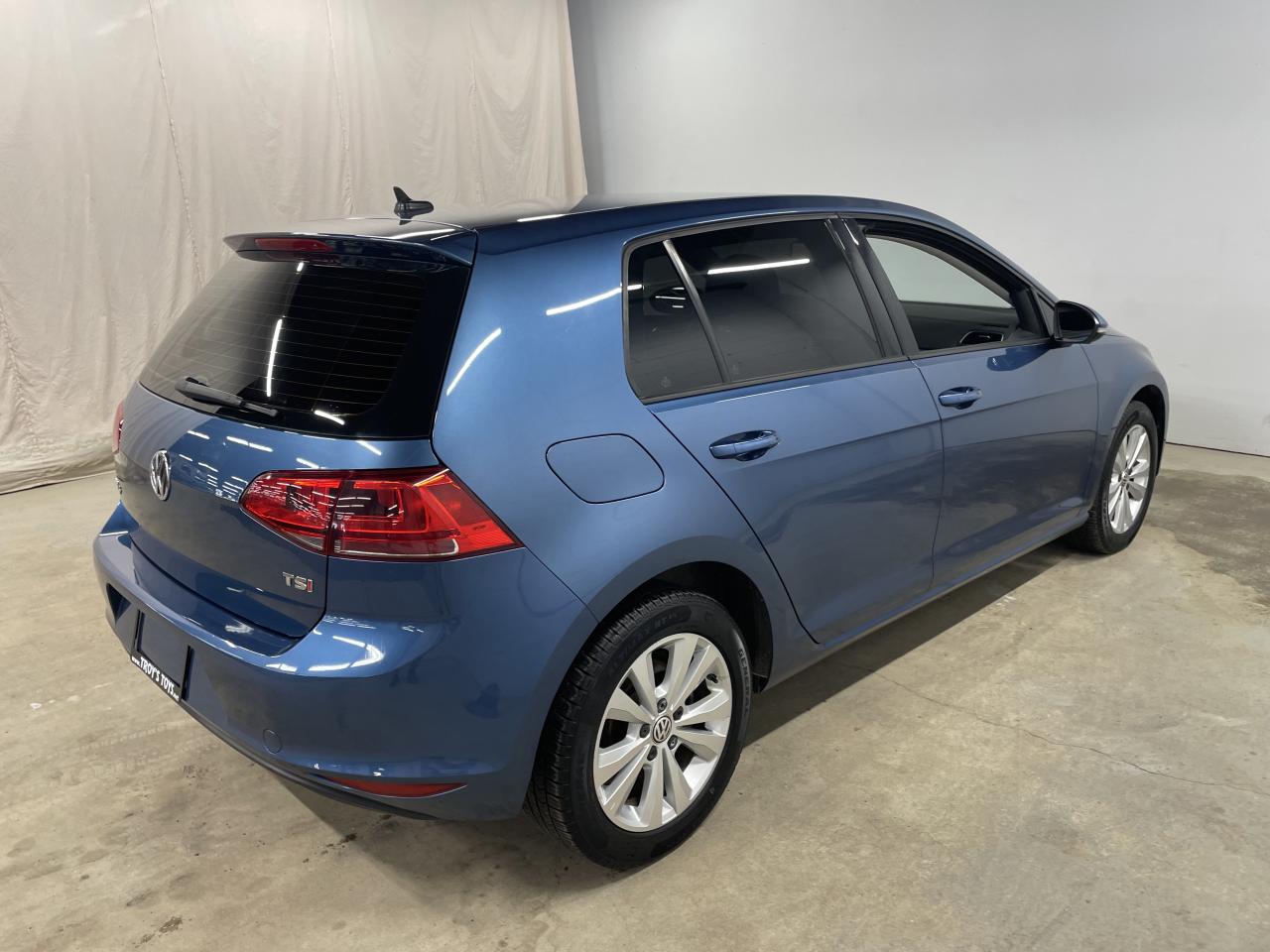 2017 Volkswagen Golf TRENDLINE Photo