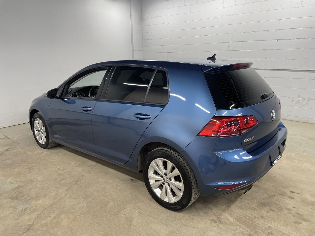 2017 Volkswagen Golf TRENDLINE Photo