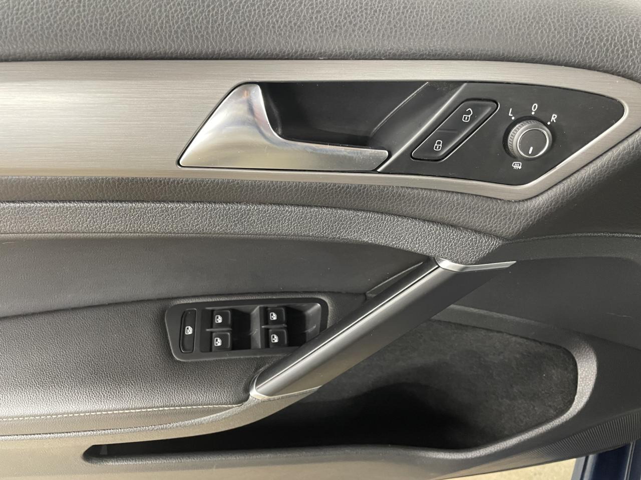 2017 Volkswagen Golf TRENDLINE Photo