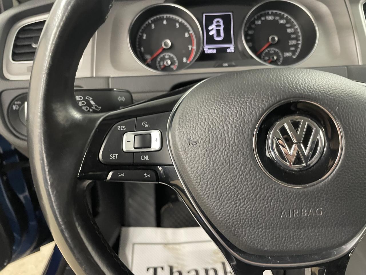 2017 Volkswagen Golf TRENDLINE Photo