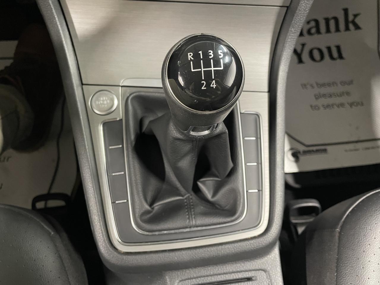 2017 Volkswagen Golf TRENDLINE Photo