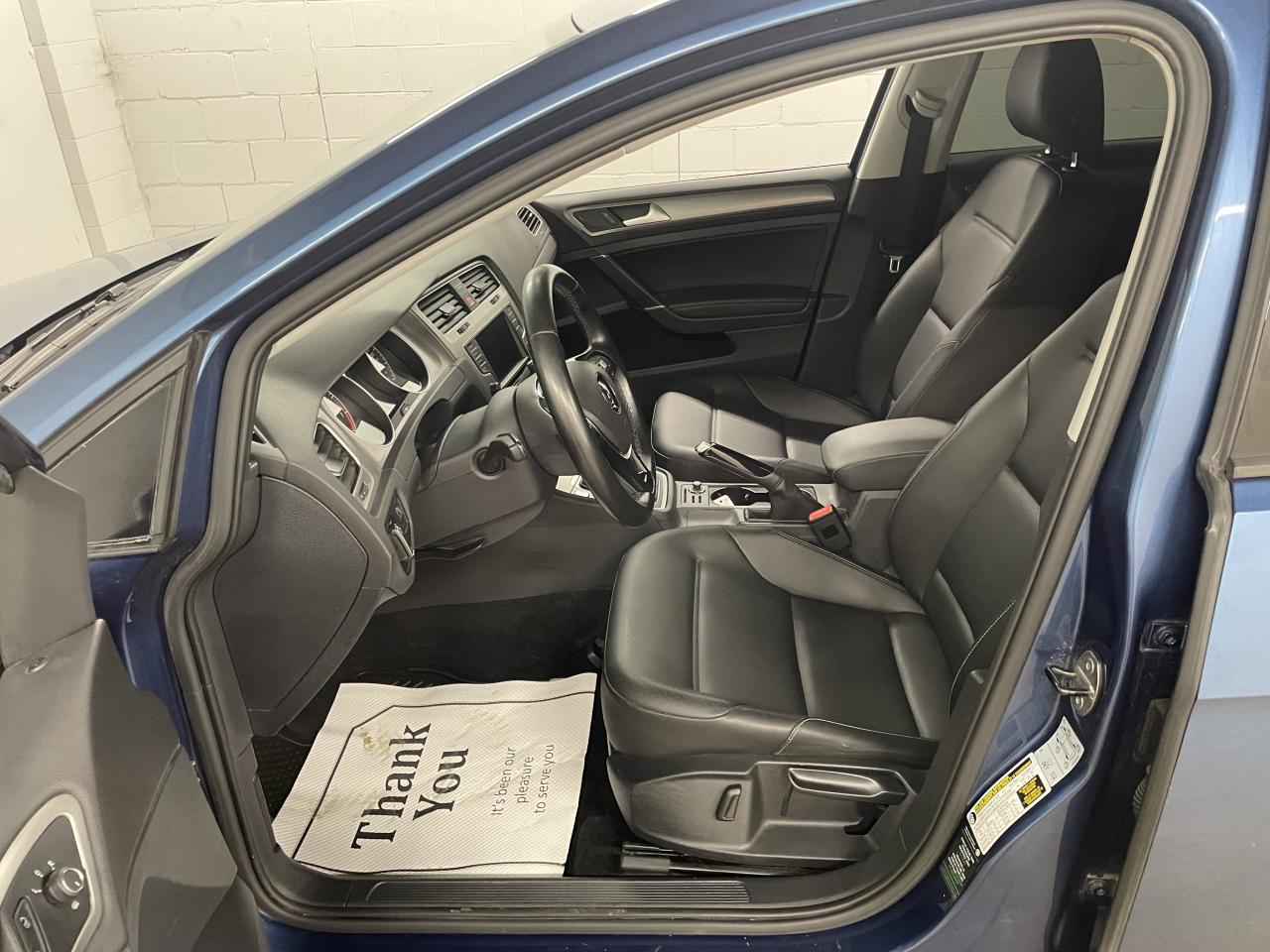 2017 Volkswagen Golf TRENDLINE Photo