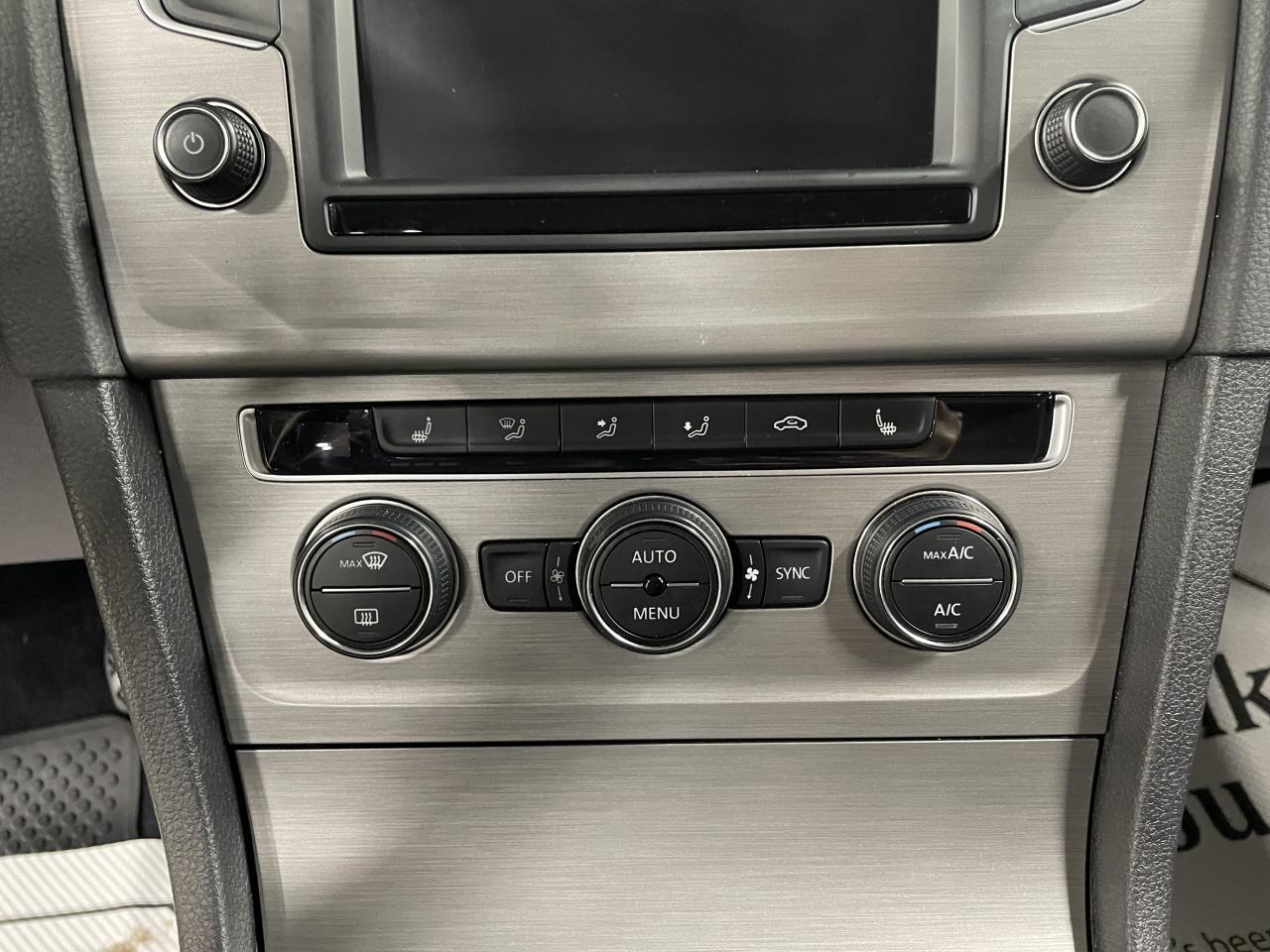 2017 Volkswagen Golf TRENDLINE Photo