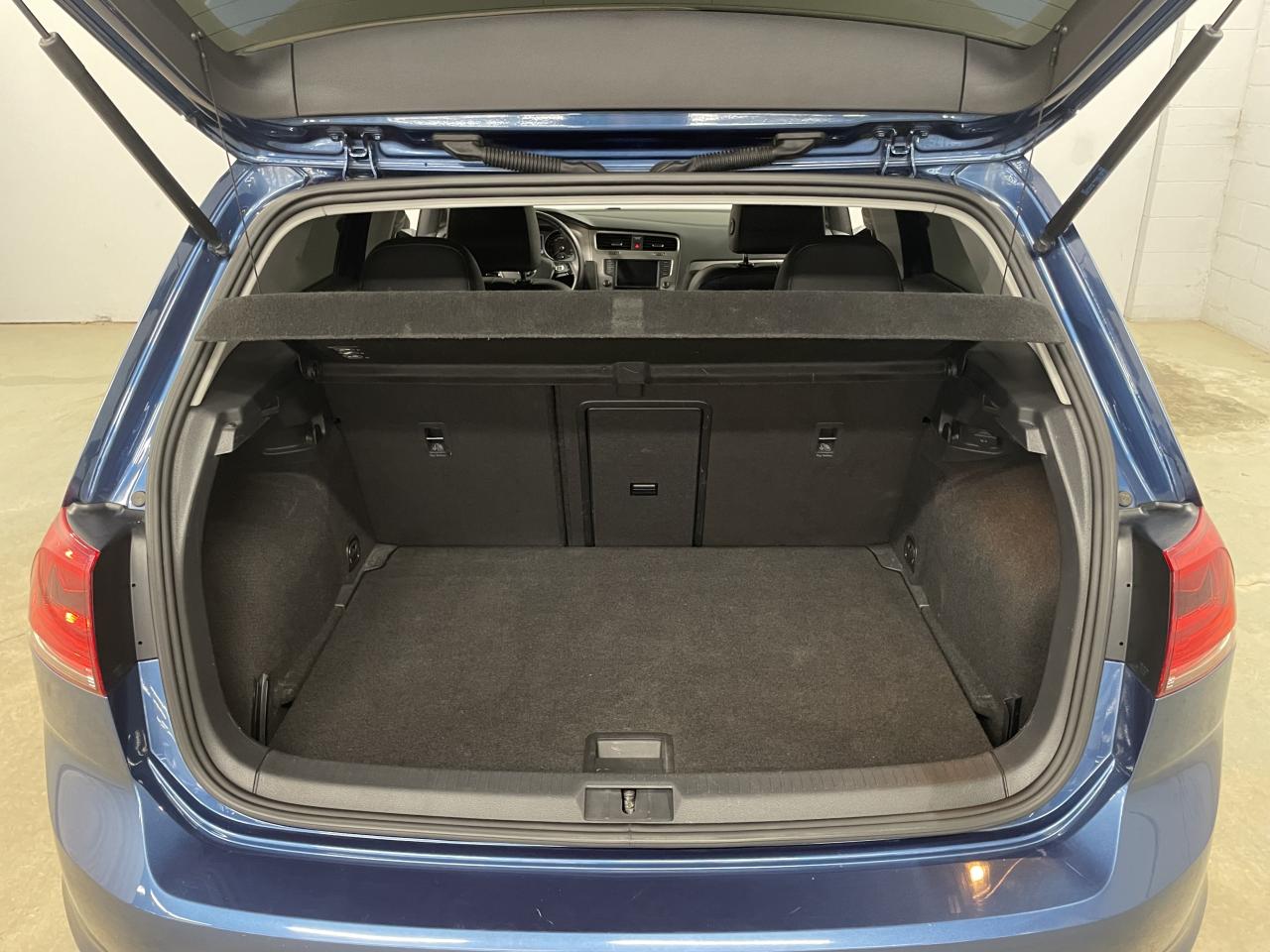 2017 Volkswagen Golf TRENDLINE Photo