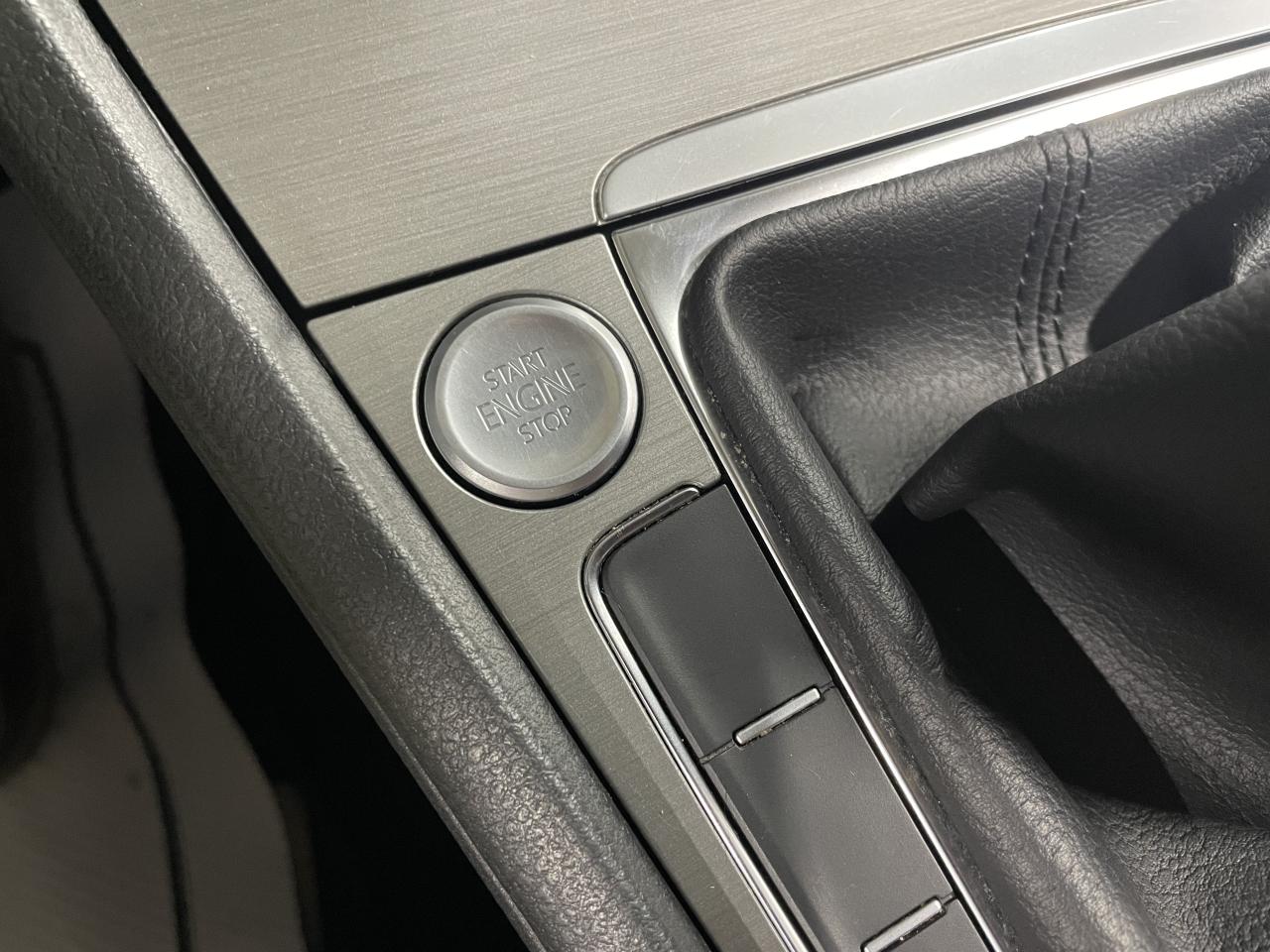 2017 Volkswagen Golf TRENDLINE Photo