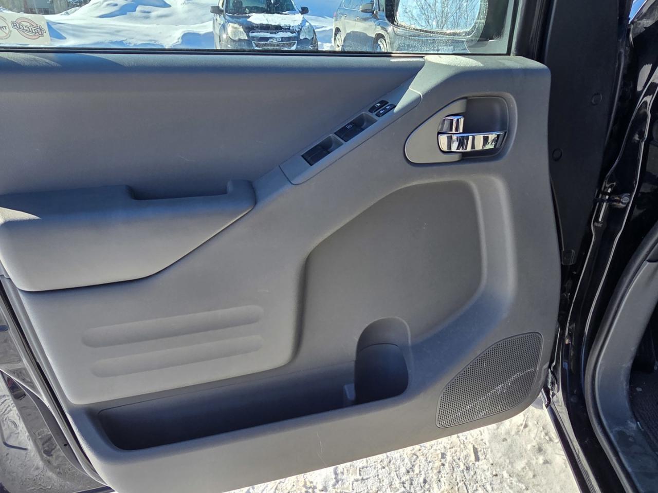 2015 Nissan Frontier SL Crew Cab LWB 5AT 4WD Photo