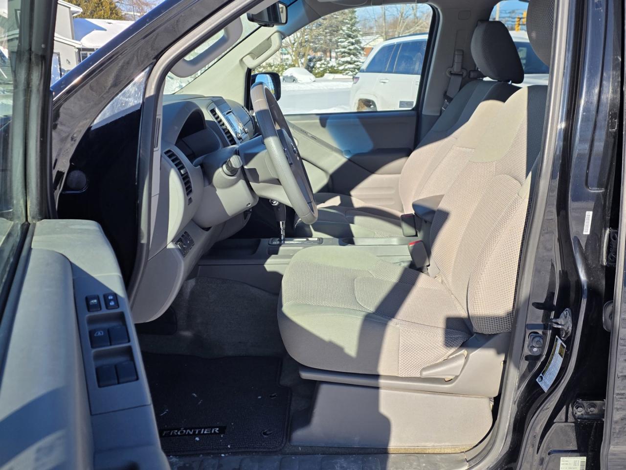 2015 Nissan Frontier SL Crew Cab LWB 5AT 4WD Photo