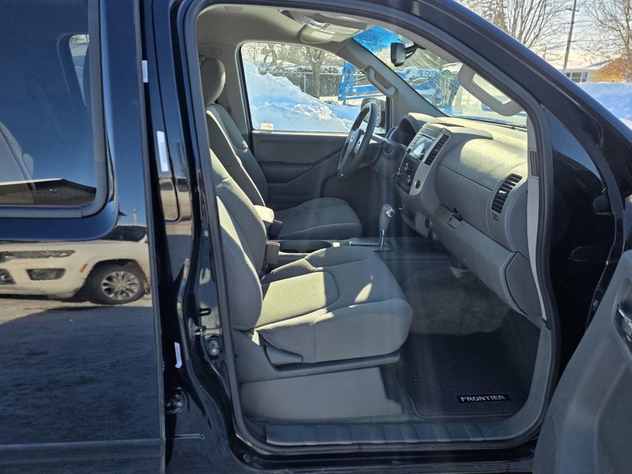 2015 Nissan Frontier SL Crew Cab LWB 5AT 4WD Photo