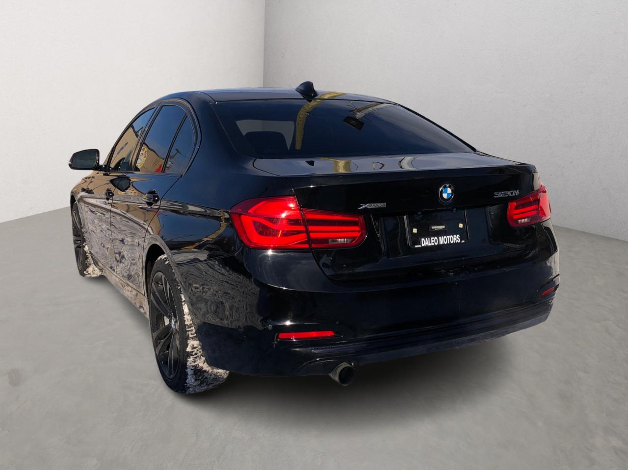 2017 BMW 3 Series 320i xDrive / NAV / H.SEATS / SUNROOF / MOONROOF Photo4