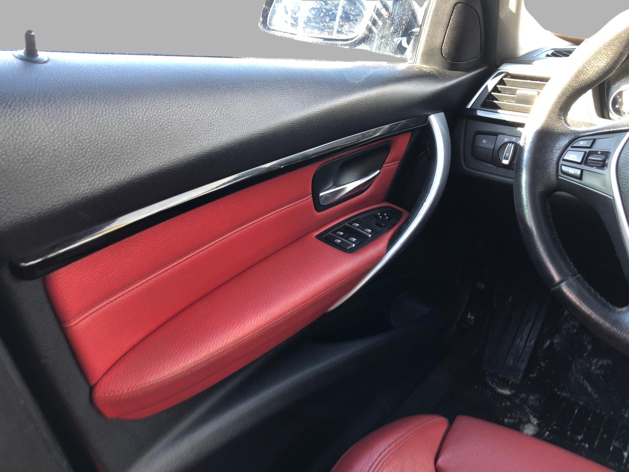 2017 BMW 3 Series 320i xDrive / NAV / H.SEATS / SUNROOF / MOONROOF Photo12