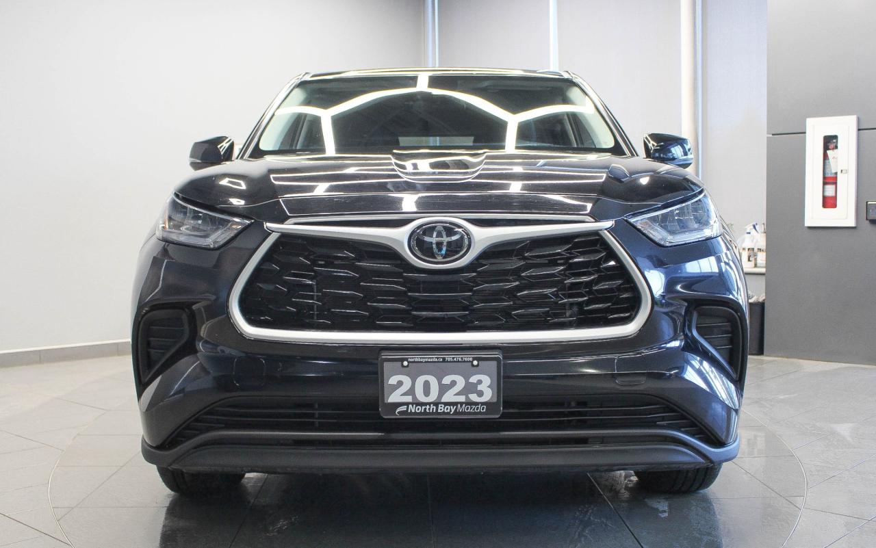 2023 Toyota Highlander 8 PASSENGER SEATS - HEATED FRONT SEATS - APPLE CARPLAY AND ANDROID AUTO Photo2