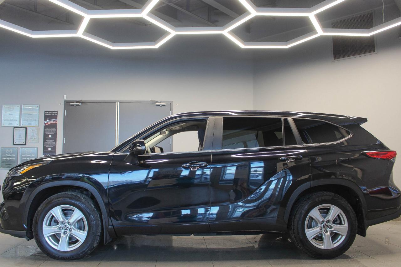 2023 Toyota Highlander 8 PASSENGER SEATS - HEATED FRONT SEATS - APPLE CARPLAY AND ANDROID AUTO Photo