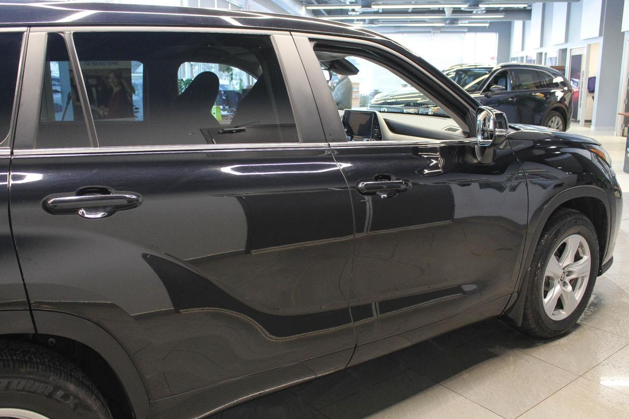 2023 Toyota Highlander 8 PASSENGER SEATS - HEATED FRONT SEATS - APPLE CARPLAY AND ANDROID AUTO Photo