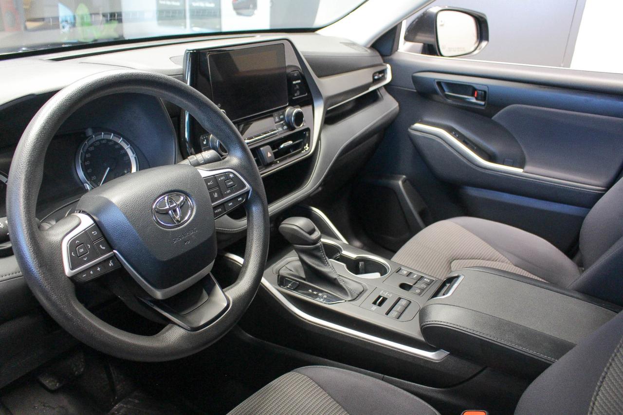 2023 Toyota Highlander 8 PASSENGER SEATS - HEATED FRONT SEATS - APPLE CARPLAY AND ANDROID AUTO Photo