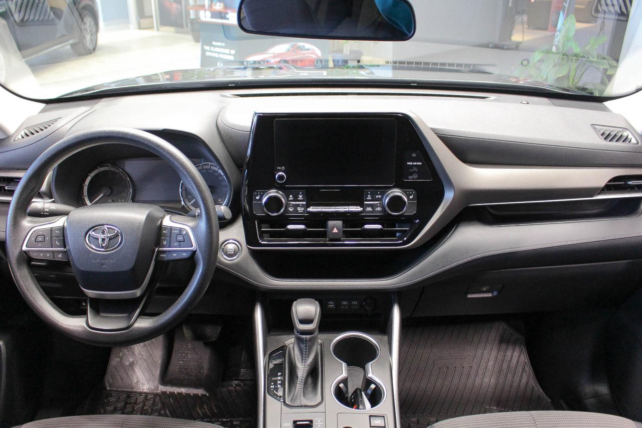 2023 Toyota Highlander 8 PASSENGER SEATS - HEATED FRONT SEATS - APPLE CARPLAY AND ANDROID AUTO Photo