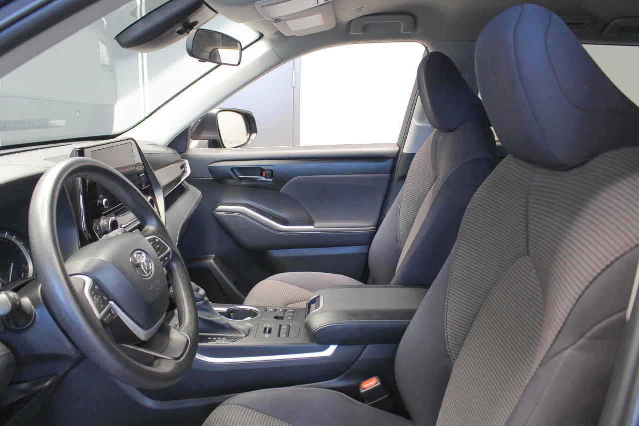 2023 Toyota Highlander 8 PASSENGER SEATS - HEATED FRONT SEATS - APPLE CARPLAY AND ANDROID AUTO Photo