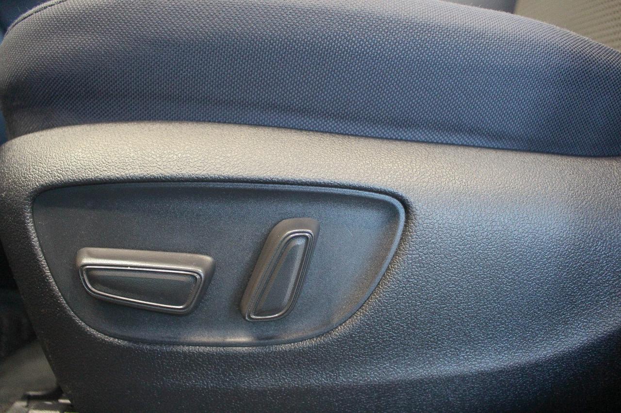 2023 Toyota Highlander 8 PASSENGER SEATS - HEATED FRONT SEATS - APPLE CARPLAY AND ANDROID AUTO Photo