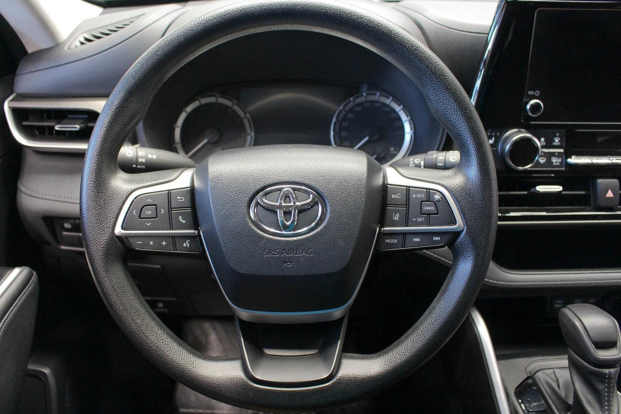 2023 Toyota Highlander 8 PASSENGER SEATS - HEATED FRONT SEATS - APPLE CARPLAY AND ANDROID AUTO Photo