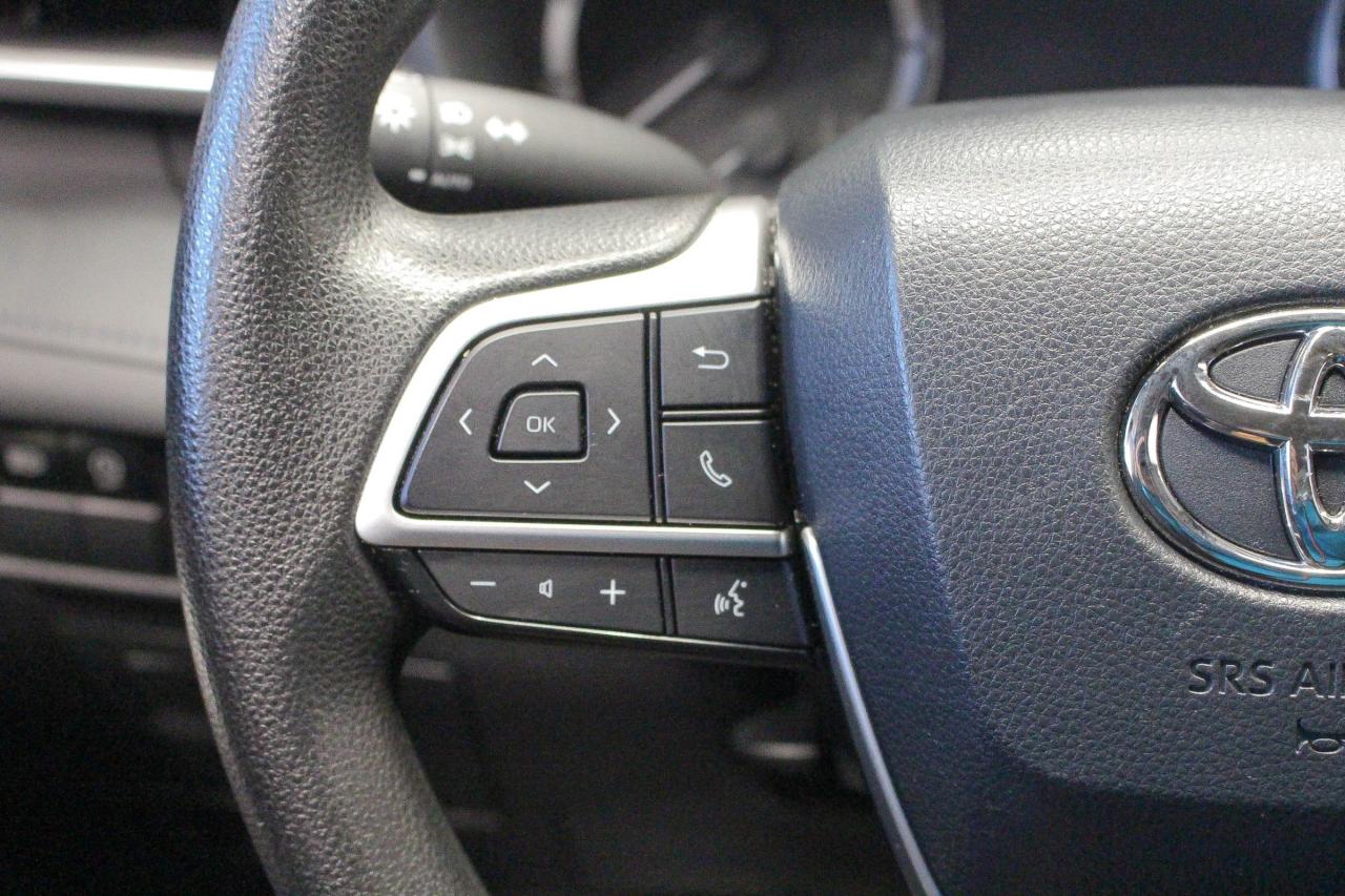 2023 Toyota Highlander 8 PASSENGER SEATS - HEATED FRONT SEATS - APPLE CARPLAY AND ANDROID AUTO Photo