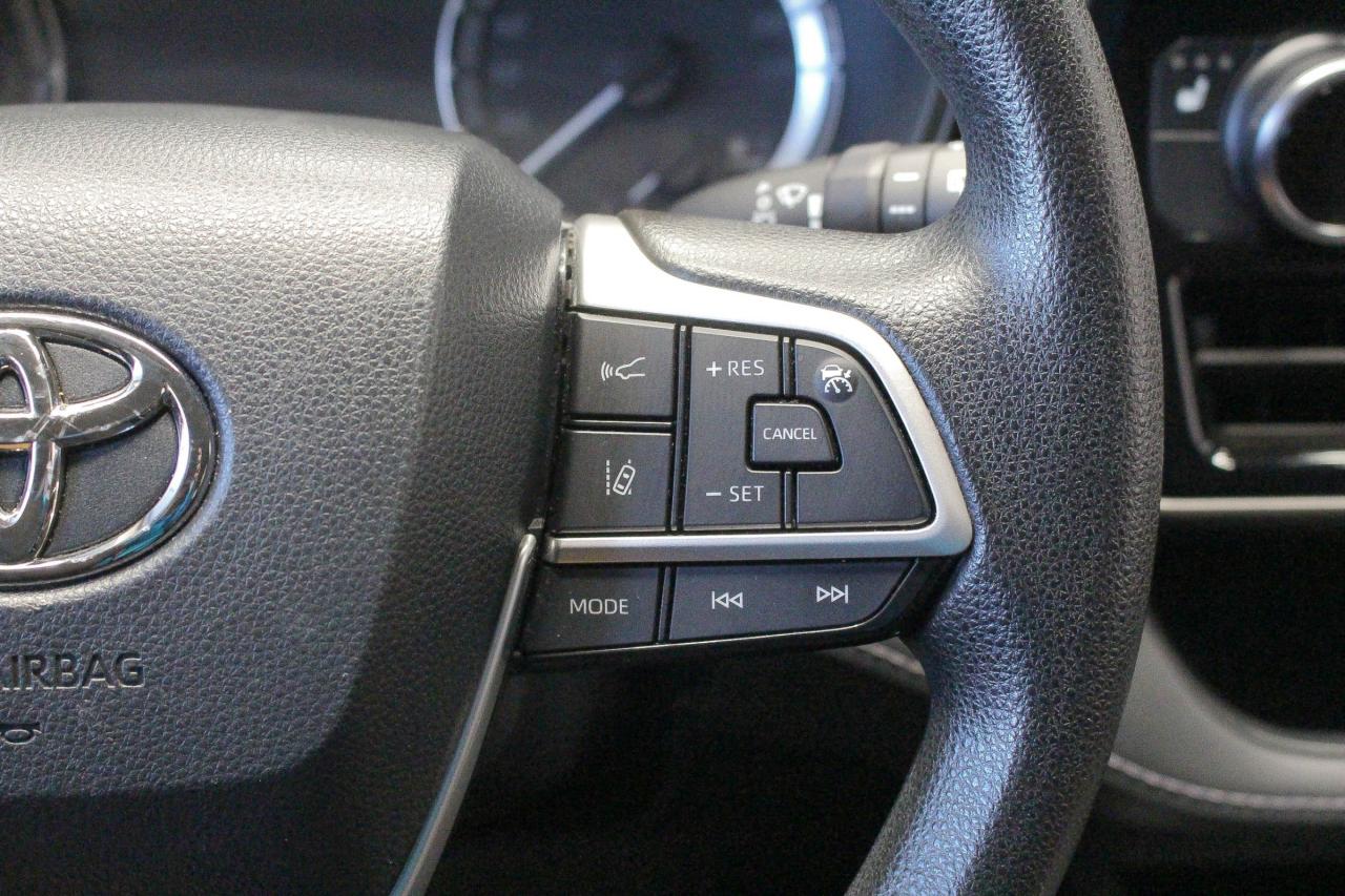 2023 Toyota Highlander 8 PASSENGER SEATS - HEATED FRONT SEATS - APPLE CARPLAY AND ANDROID AUTO Photo