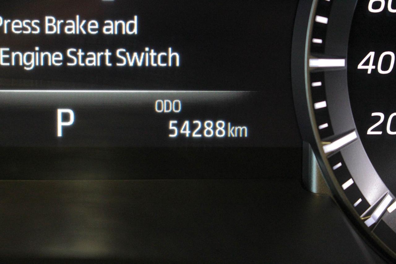 2023 Toyota Highlander 8 PASSENGER SEATS - HEATED FRONT SEATS - APPLE CARPLAY AND ANDROID AUTO Photo