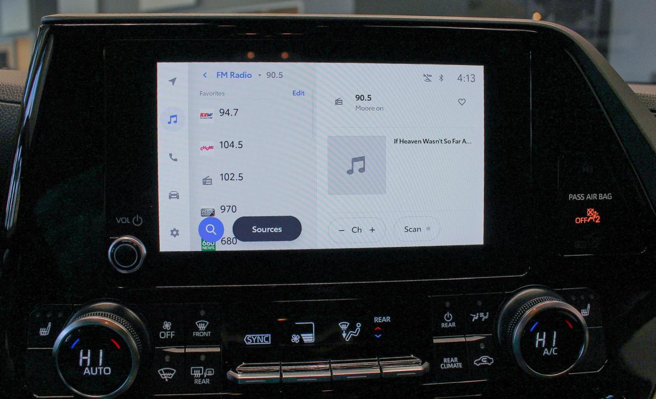 2023 Toyota Highlander 8 PASSENGER SEATS - HEATED FRONT SEATS - APPLE CARPLAY AND ANDROID AUTO Photo