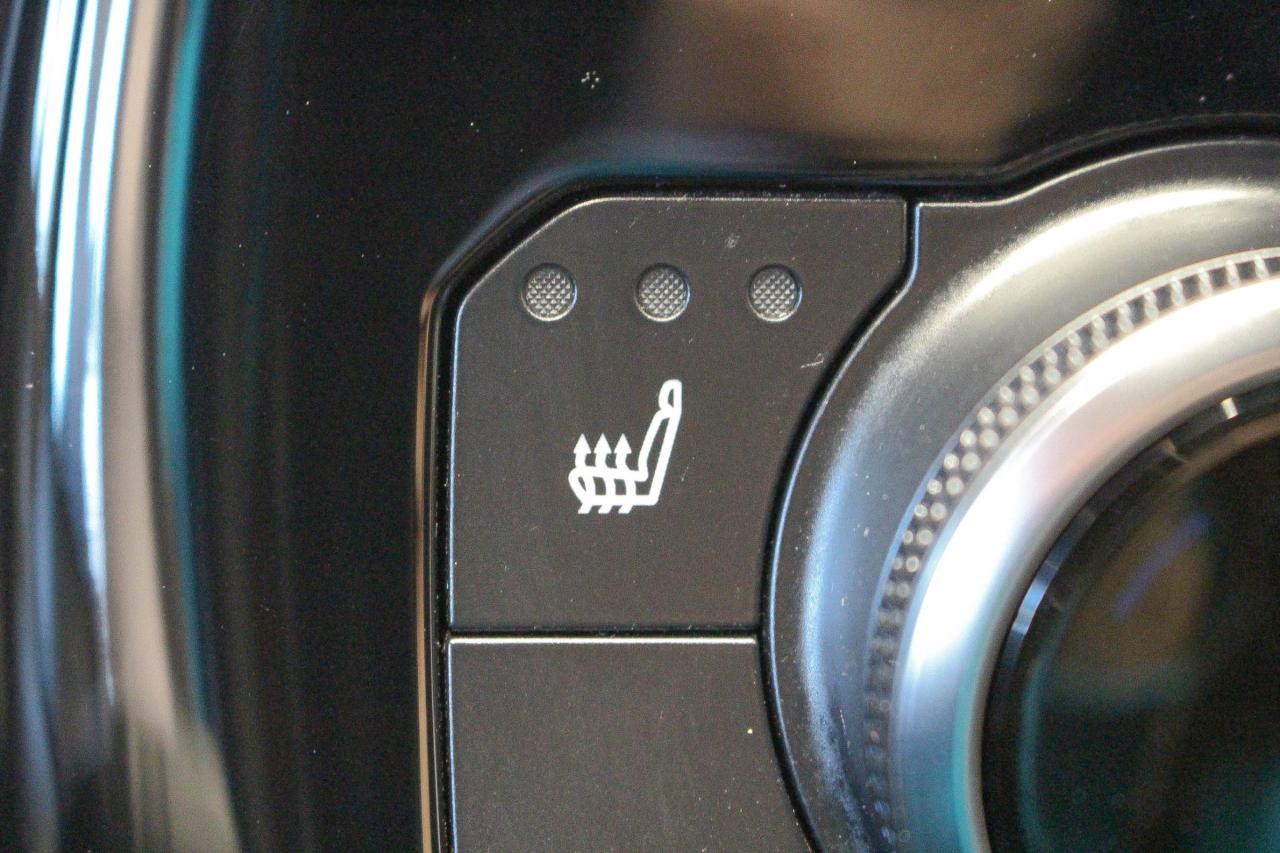 2023 Toyota Highlander 8 PASSENGER SEATS - HEATED FRONT SEATS - APPLE CARPLAY AND ANDROID AUTO Photo