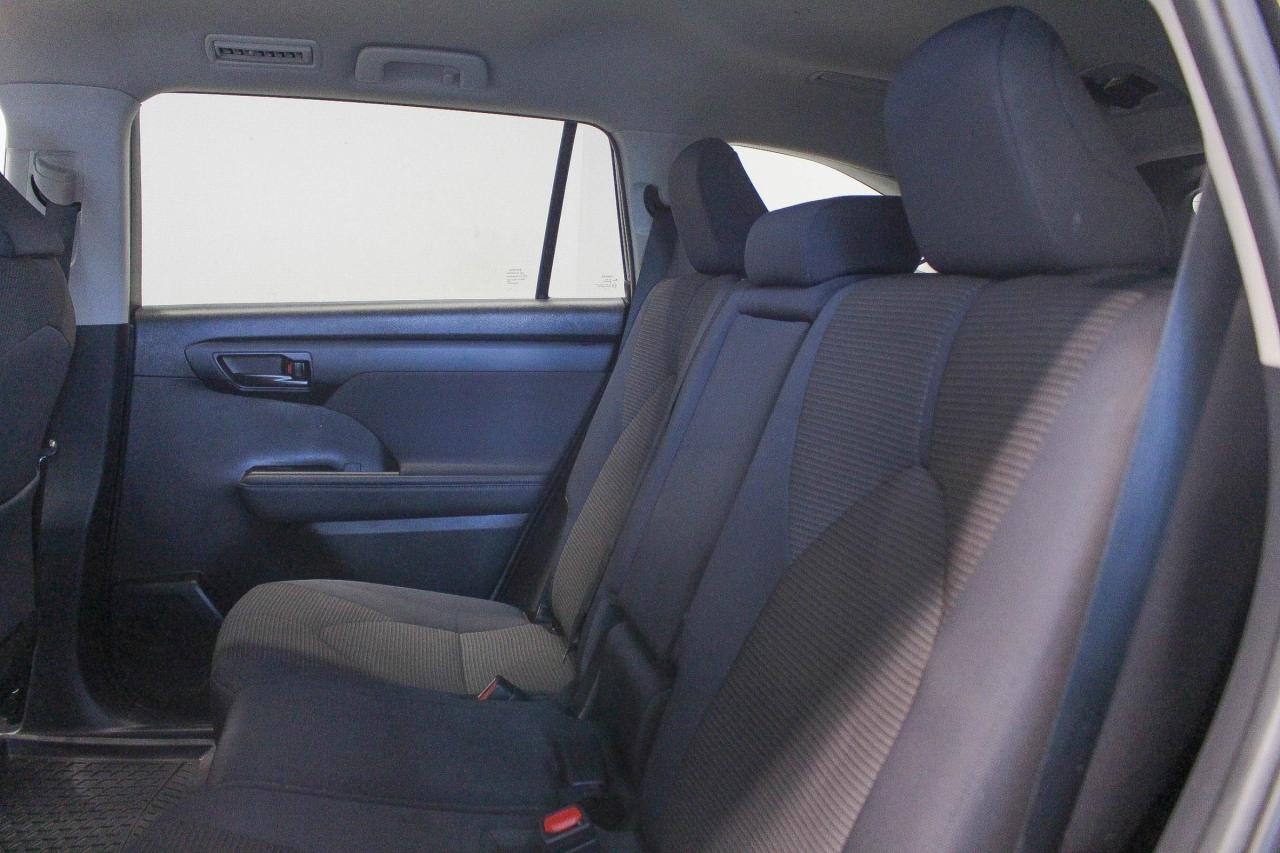 2023 Toyota Highlander 8 PASSENGER SEATS - HEATED FRONT SEATS - APPLE CARPLAY AND ANDROID AUTO Photo