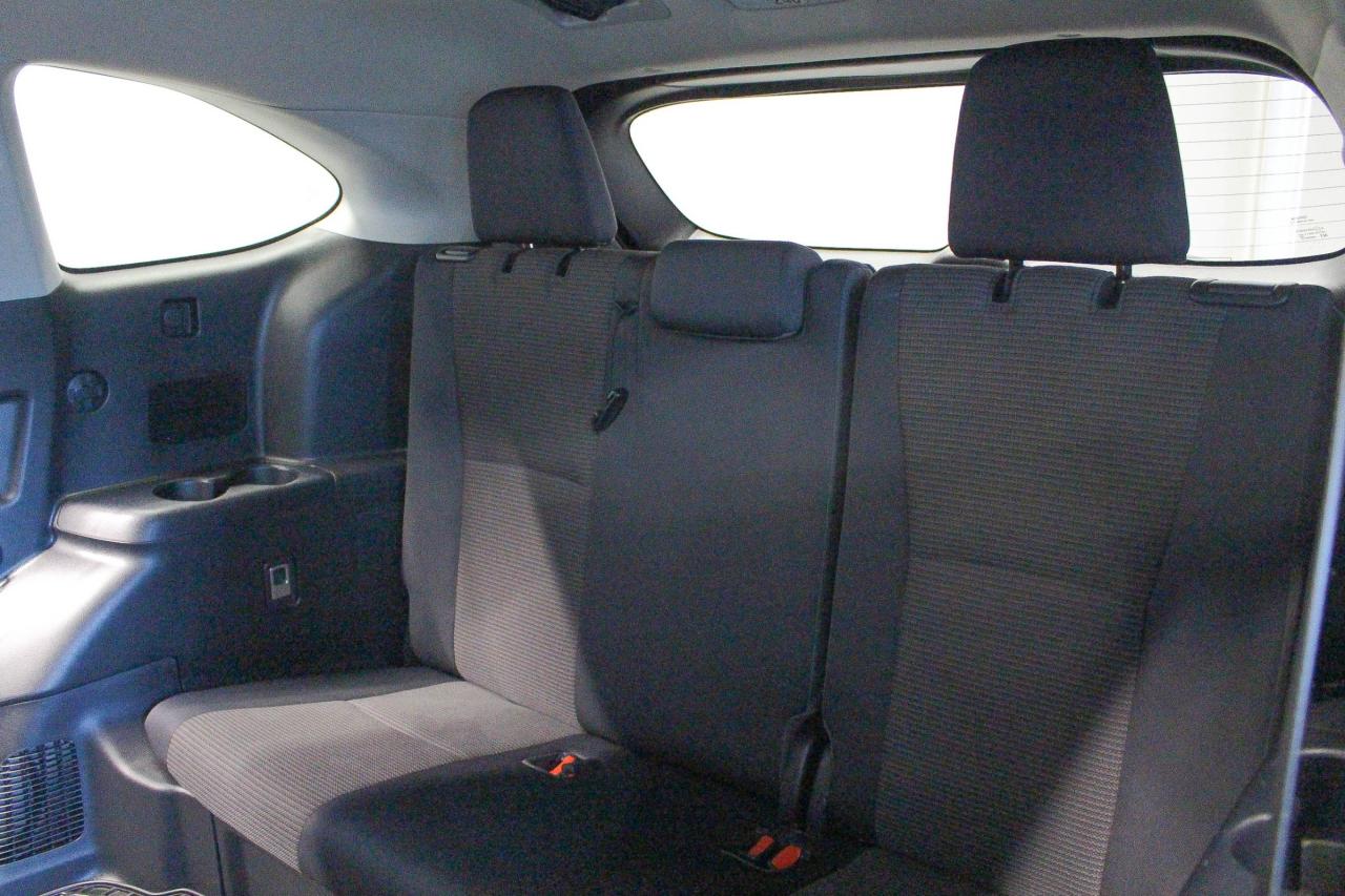2023 Toyota Highlander 8 PASSENGER SEATS - HEATED FRONT SEATS - APPLE CARPLAY AND ANDROID AUTO Photo