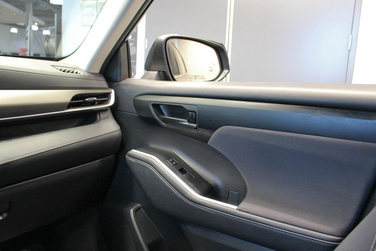 2023 Toyota Highlander 8 PASSENGER SEATS - HEATED FRONT SEATS - APPLE CARPLAY AND ANDROID AUTO Photo