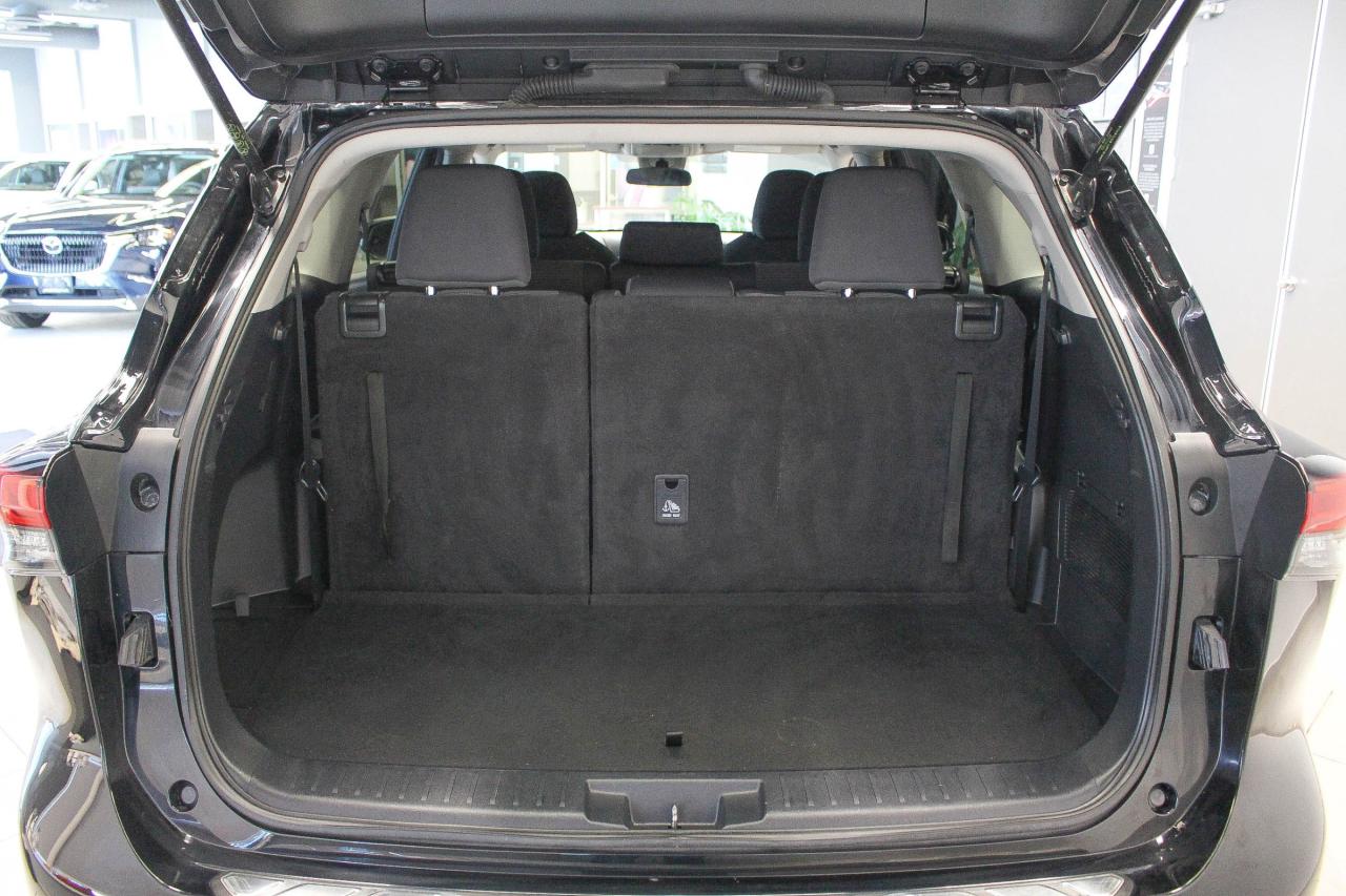 2023 Toyota Highlander 8 PASSENGER SEATS - HEATED FRONT SEATS - APPLE CARPLAY AND ANDROID AUTO Photo
