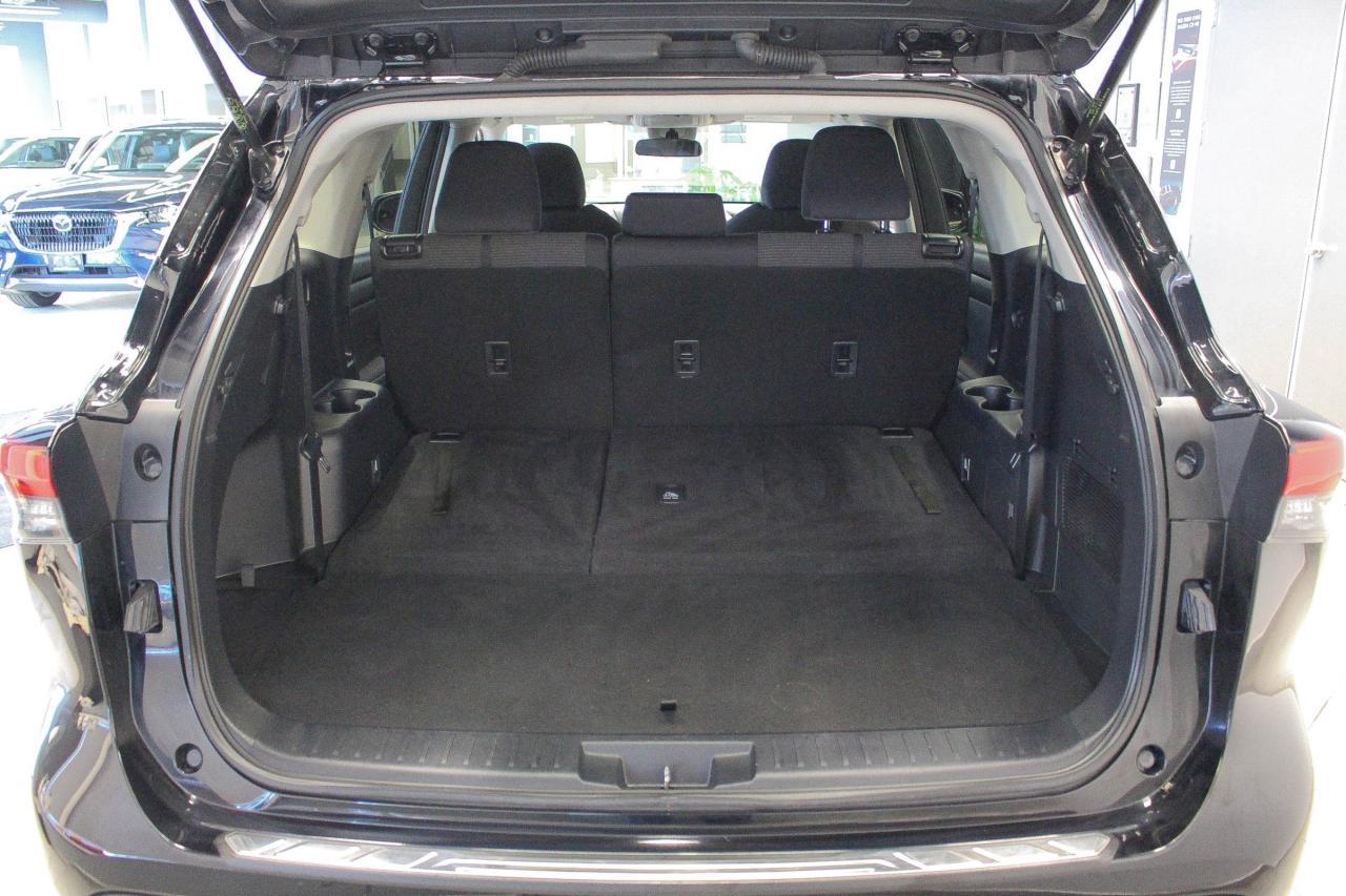 2023 Toyota Highlander 8 PASSENGER SEATS - HEATED FRONT SEATS - APPLE CARPLAY AND ANDROID AUTO Photo