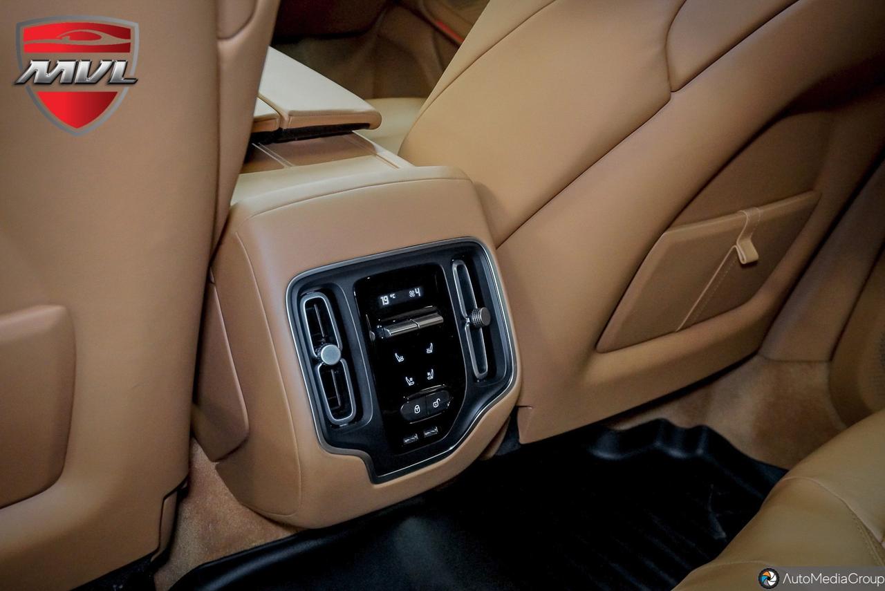 2022 Aston Martin DBX  Photo